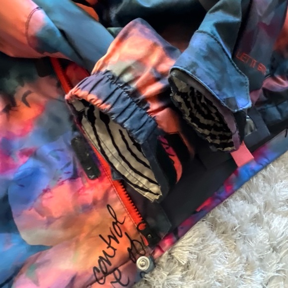 Volcom Snow Boarding Jacket - Picture 7 of 10